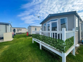Modern Caravan With Decking Near Scratby Beach Ref 50007E